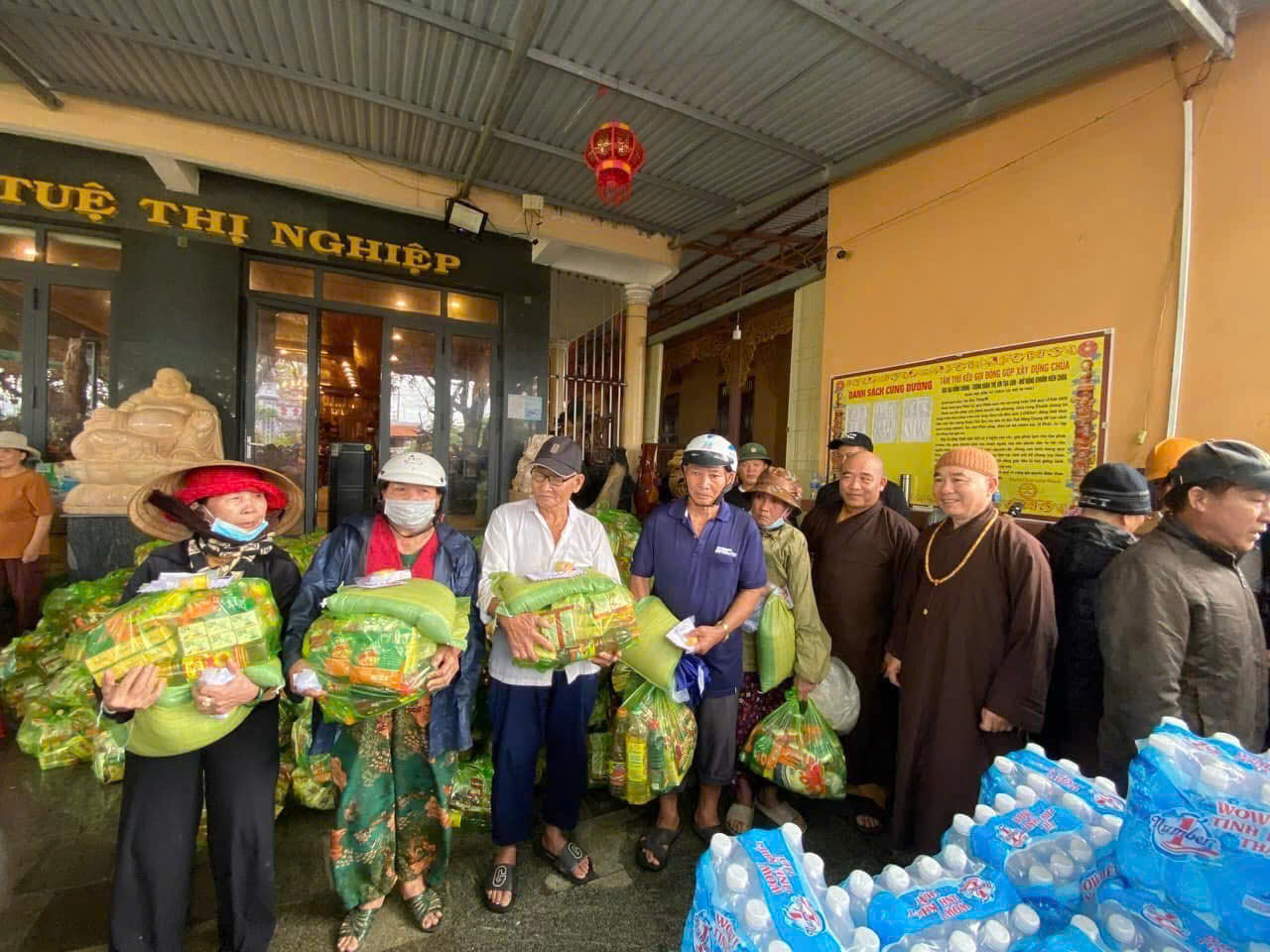 Chùa Minh Đạo phát 400 phần quà từ thiện cho bà con bị lũ lụt miền trung.